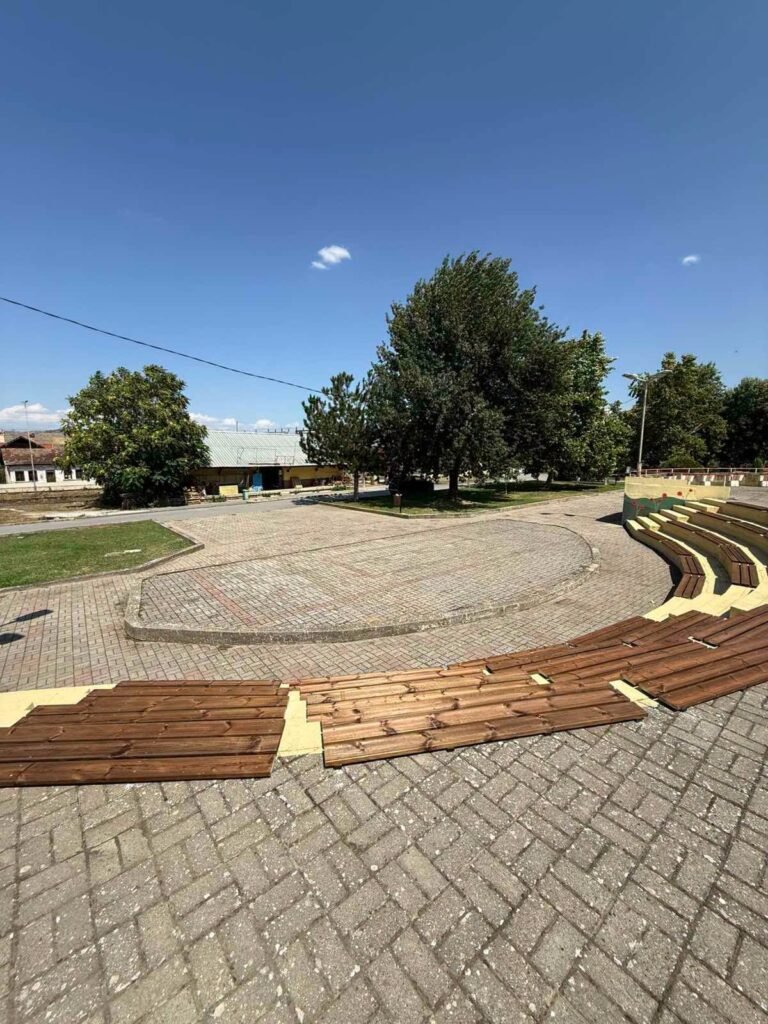 Дрвени седишта на амфитеатарот во Градско!